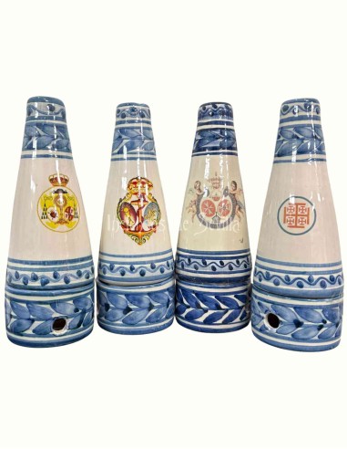 Chimenea con escudos de hermandades