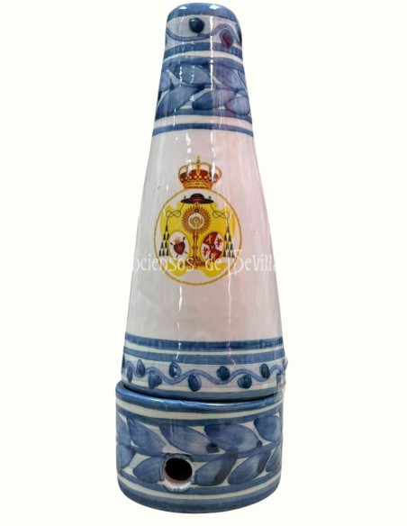 Chimenea con escudos de hermandades