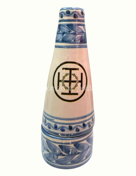 Chimenea con escudos de hermandades